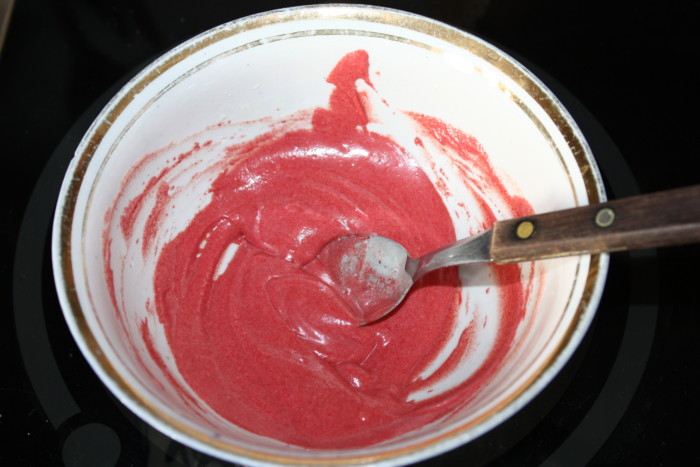 Tilsæt 4-5 dråber gel fedtopløseligt farvestof og bland alt indtil der opnås en ensartet farve