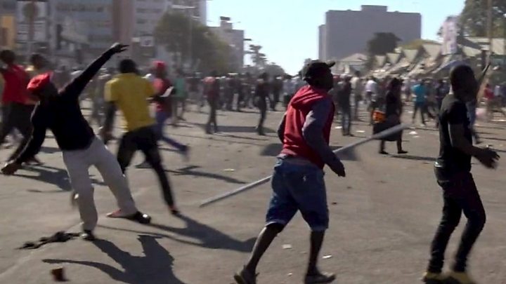 Подпись к изображению Шесть человек погибли после того, как силы безопасности открыли огонь на улицах Хараре в среду   По сообщениям СМИ, полиция Зимбабве разыскивает девять высокопоставленных чиновников оппозиционного Альянса MDC после спорных выборов